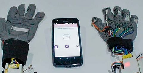 IPN crea guantes que traducen la Lengua de Señas Mexicana