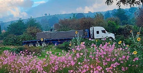 Presuntos normalistas retienen vehículos en la carretera Tiripetío-Pátzcuaro