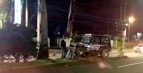 Jeep choca contra árbol en la Madero Poniente de Morelia; no hubo heridos de gravedad