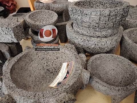 Molcajete de piedra volcánica pone en alto el nombre de San Nicolás Obispo