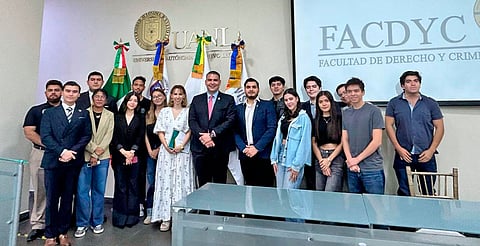 Magistrada Lizett Puebla promueve justicia alternativa ante estudiantes de la UANL