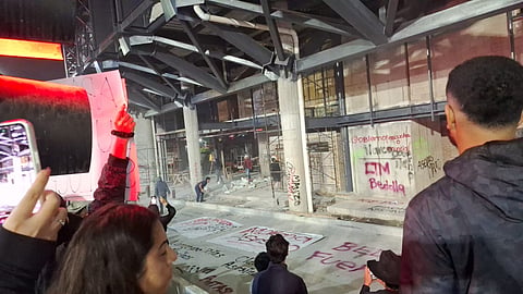 Jóvenes vandalizan estaciones del Teleférico en Uruapan; exigen justicia para Carlos Manzo