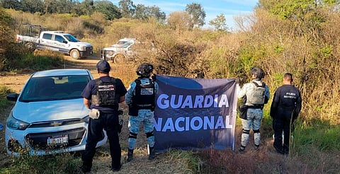 Policías y militares hallan auto robado en Pátzcuaro