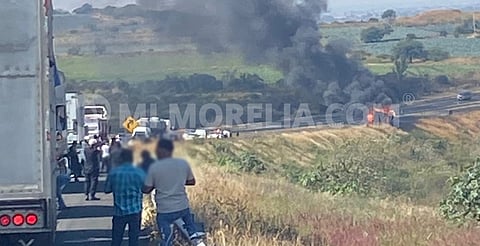 Camión de carga se incendia en la autopista México – Guadalajara