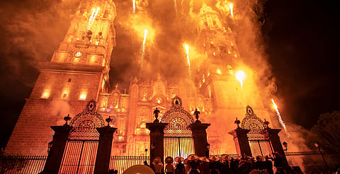 Caravana Coca-Cola y videomapping iluminan la Navidad en Morelia
