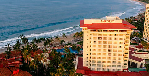 Emporio Ixtapa cierra sus puertas por huelga; turistas son reubicados en otros hoteles