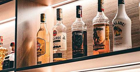 Todas las botellas legales deben portar marbete fiscal del SAT