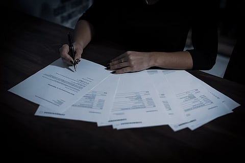 Persona llenando papeles de contabilidad