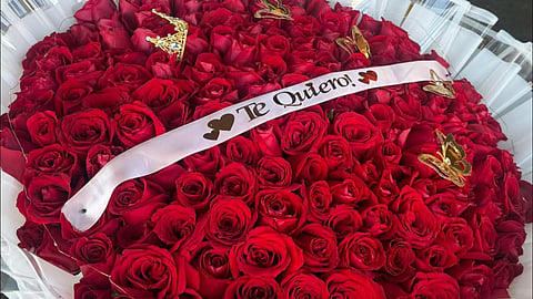 Chica de Uruapan recibe enorme ramo de rosas, lo desprecia y lo pone a la venta; "¿cuánto por él?"
