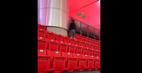 VIRAL: detienen a aficionado por orinar en plena grada del Akron en el Chivas vs América