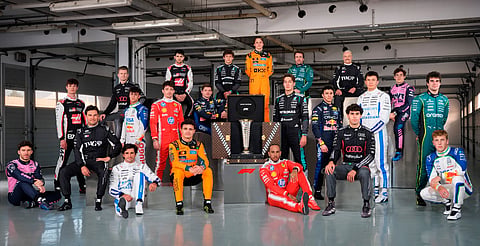 Checo Pérez posa con Cadillac en la foto oficial de F1 2026