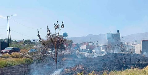 Sofocan incendio de pastizal al norte de Morelia