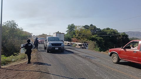 Liberan algunos tramos carreteros en Michoacán tras bloqueos