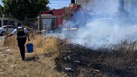 Incendio de pastizal moviliza a Policía y Bomberos en Morelia; evitan riesgos a vehículos