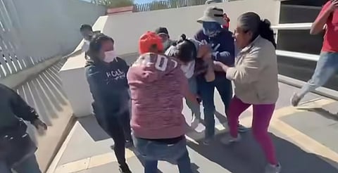 VIDEO: sacan del pelo a edil en Oaxaca por no cumplir obras