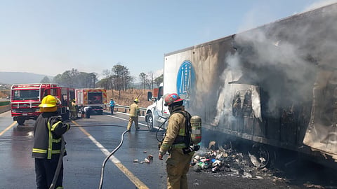 Preliminar: Se incendia camión con mercancía de conocida superfarmacia, en la Siglo XXI