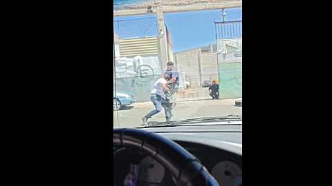 VIDEO: pelea en el Mercado de Abastos termina con un joven inconsciente