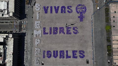 Forman frase por la igualdad en el Zócalo de la CDMX previo al 8M