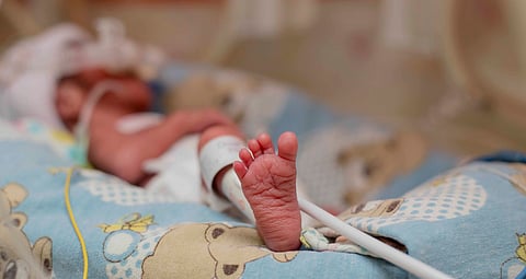 Abandonan a bebé recién nacida en parque de Huatulco; se encontraba envuelta en una toalla