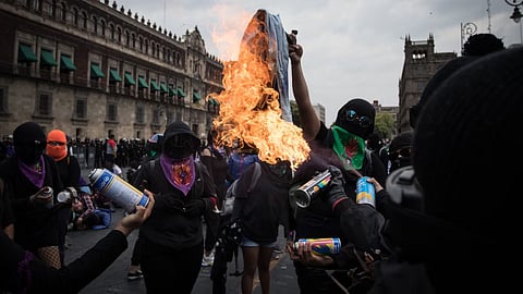 Marcha 8M en CDMX: policía detiene a encapuchadas tras intentar causar daños durante marcha