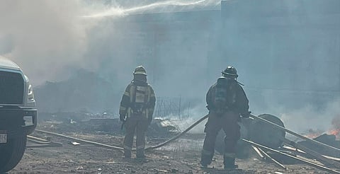 Arde recicladora de plástico en Morelia; bomberos combaten el fuego