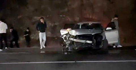 Auto termina con el frente destrozado tras fuerte choque en Morelia