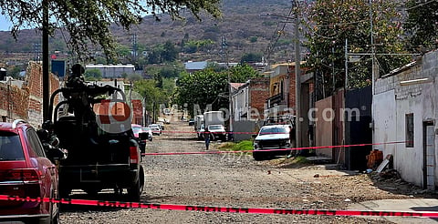 Empistolados balean fachada de fábrica de blocks para construcción, en Zamora