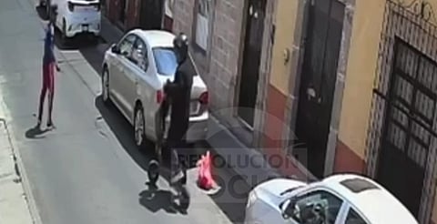 VIDEO: Tipo en patín abandona gatito en centro de Morelia y ya lo buscan