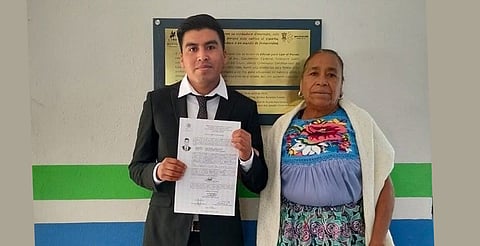 Chavo de comunidad indígena de Michoacán termina estudios y lo reconocen en foto con su mamá