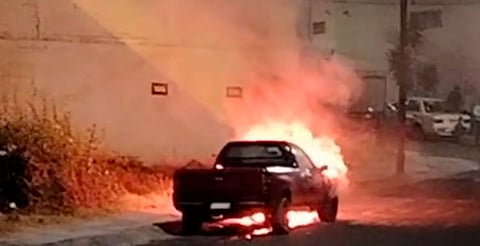 Incendian camioneta cerca de secundaria en Lomas de Morelia