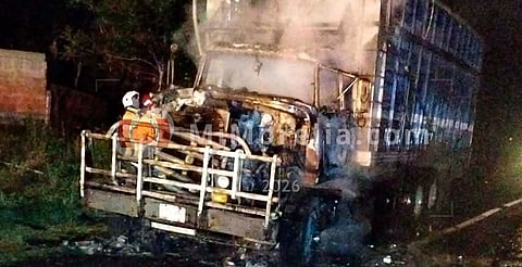 Sujetos incendian camión torton en la Pátzcuaro-Opopeo