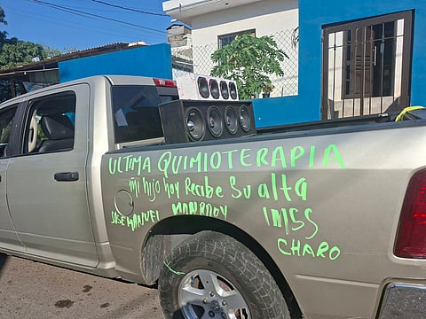 Niño vence al cáncer y familia lo celebra con su camioneta, en Michoacán