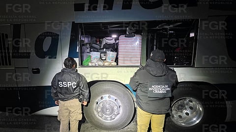 Hallan granadas y cartuchos en autobús de pasajeros que pasaba por Michoacán