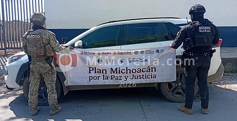 Aseguran camioneta robada con arsenal tras operativo en Acahuato, Apatzingán