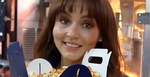 Angelique Boyer se hace pasar por empleada en Cinépolis; así fue captada
