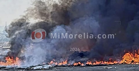 Fuerte columna de humo alarma al norte de Morelia; era quema de llantas