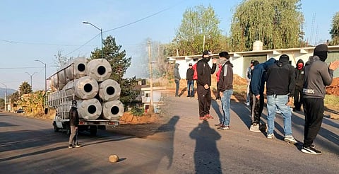 Denuncian retención de camionetas con tinacos en Tiripetío; piden 30 mil pesos para liberarlas