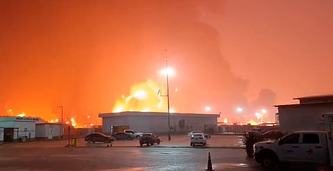 Fuego cerca de la refinería Olmeca enciende alerta; Pemex reporta control total