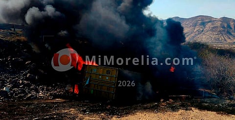 Camión de carga vuelca y se incendia en la autopista Siglo XXI
