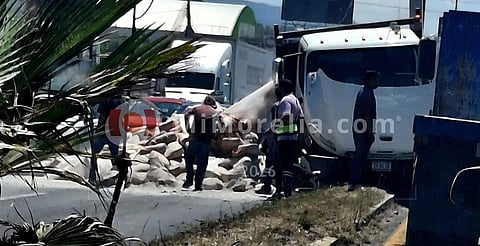 Caos en Morelos Norte: camión con cemento termina chocado