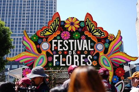 Monumento a la Revolución se llena de flores con festival en CDMX