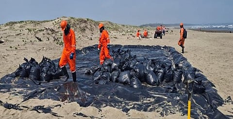 Empresa deberá pagar daños por derrame en el Golfo, advierte Sheinbaum
