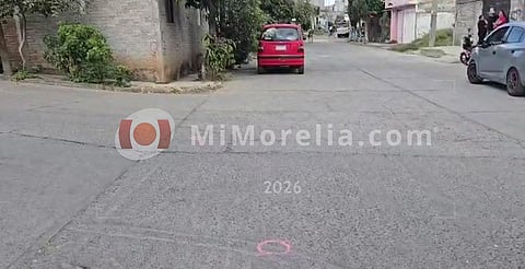 Balean a dos chavos en moto esta tarde en colonia de Morelia