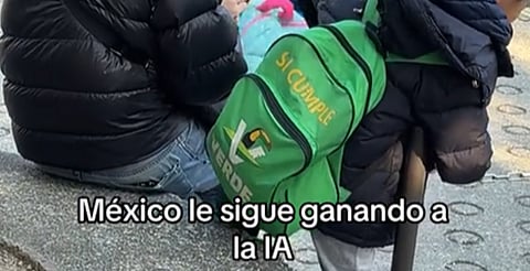 Niño en Japón aparece con mochila del Partido Verde y se vuelve viral en redes