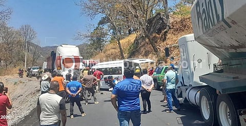 Tres heridos, dos de ellos prensados, fue el saldo del choque en la Uruapan-Gabriel Zamora