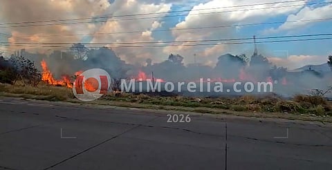 Viento evita que fuego alcance negocios cercanos