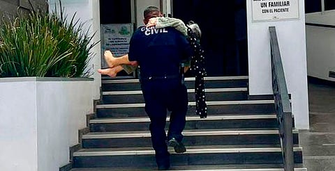 Guardia Civil auxilia a adulta mayor en la Zitácuaro-Toluca para llegar al hospital