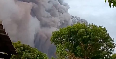 Alerta por erupción del volcán Mayón en Filipinas; más de mil 500 familias evacuadas