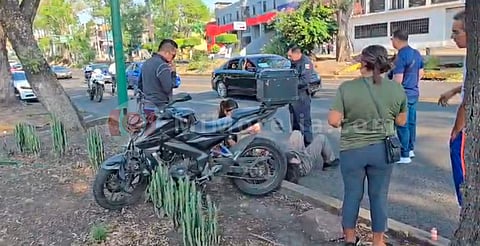 🚨 Fuerte accidente en Madero Poniente deja motociclista lesionado