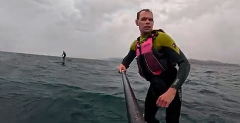 “¡No pares!”: así fue la persecución de un tiburón a un surfista